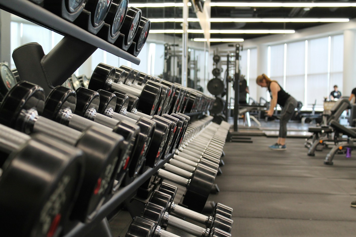 Ambiente de academia com equipamentos de treino. Fotografia ilustrativa.